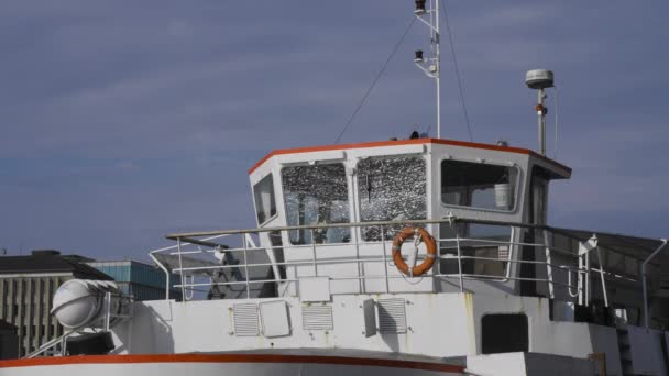 Una Barca Attraccato Riflesso Del Fiume Nelle Sue Finestre Danimarca — Video Stock