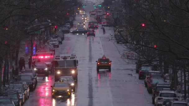 Медленное Движение Нью Йорка Пожарной Машиной Скорой Мокрой Главной Улице — стоковое видео