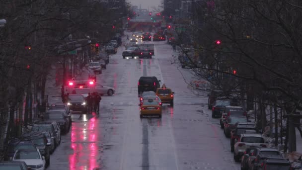 Slow Motion New York Traffic Ambulance Wet Manhattan Main Street — Video Stock