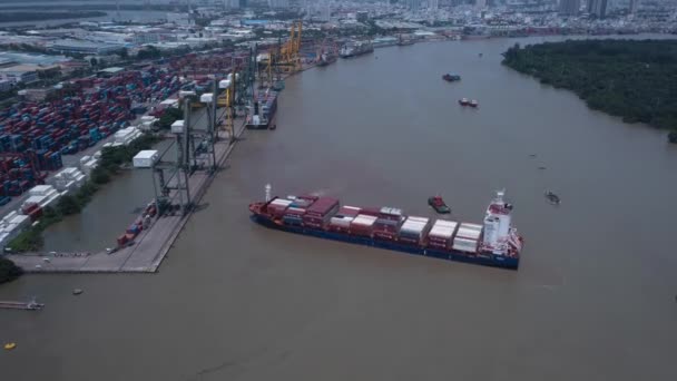 Hyperlapse Large Container Ship Being Turned Tug Boats Leaving Port — 图库视频影像