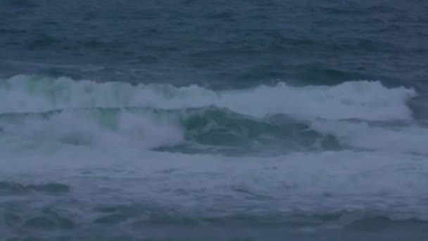 Movimento Lento Das Ondas Que Quebram Água Fria Oceano — Vídeo de Stock