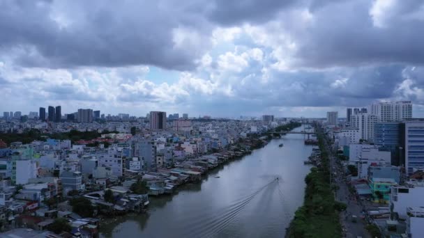 Вид Воздуха Вдоль Городского Канала Сайгоне Хошимине Вьетнам Драматическим Небом — стоковое видео