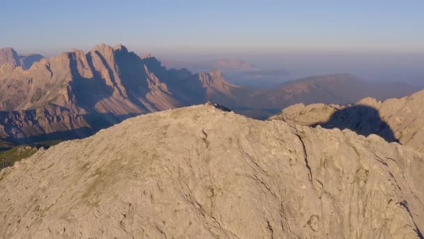 Luchtfoto Boven Individueel Kruis Zuid Tirol Plose Peitlerkofel Dolomieten Bergtop — Stockvideo