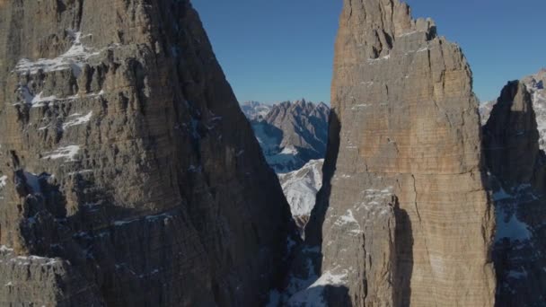 Tre Cime South Tyrol山の岩の形成の間を飛行する空中ビューは雪景色の谷の風景を明らかにする — ストック動画