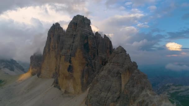 Aerial View Orbiting Tre Cime Mountain Range Rock Formation Peaks — 비디오