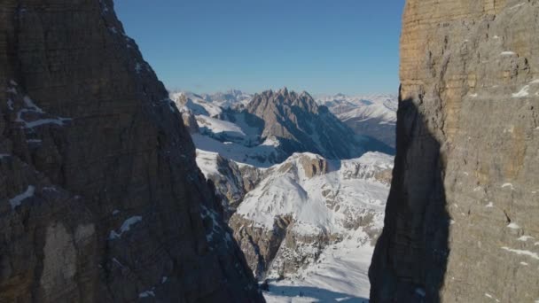 Сніжний Гірський Краєвид Літає Зворотному Напрямку Через Пам Ятні Вершини — стокове відео