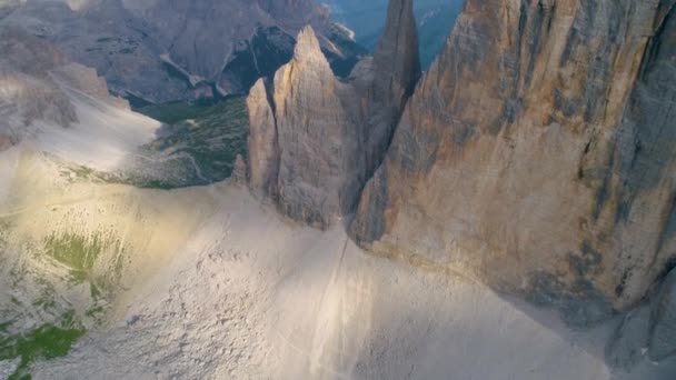 Birdseye Aerial View Overlooking Tre Cime South Tyrol Mountain Summit — ストック動画