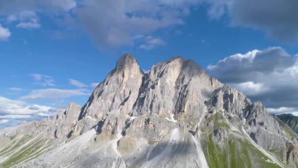 Wolkenschaduwen Passeren Idyllisch Zuid Tirol Peitlerkofel Bergtop Grazige Helling Luchtfoto — Stockvideo