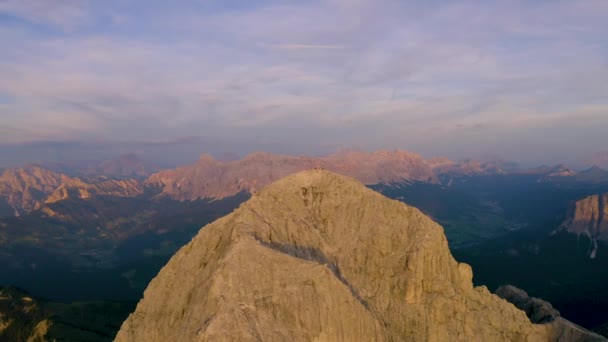 在南蒂罗尔 普洛斯 彼得勒科费尔史诗峰上空盘旋的金色日出航景 — 图库视频影像