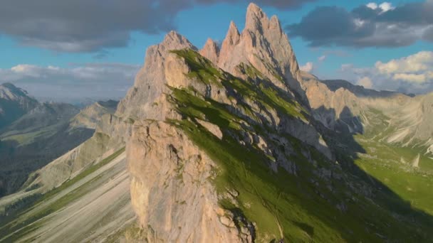 Levendig Zuid Tirol Luchtfoto Rondom Groene Weidehelling Seceda Bergkam — Stockvideo