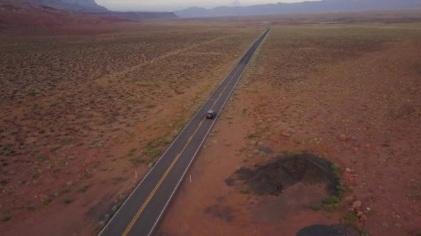 Αεροφωτογραφία Μετά Από Μαύρο Αυτοκίνητο Suv Οδήγηση Ατελείωτες Άδειο Αριζόνα — Αρχείο Βίντεο