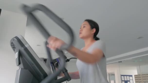 Asian Woman Fitness Asian Woman Working Out Various Fitness Equipment — Videoclip de stoc