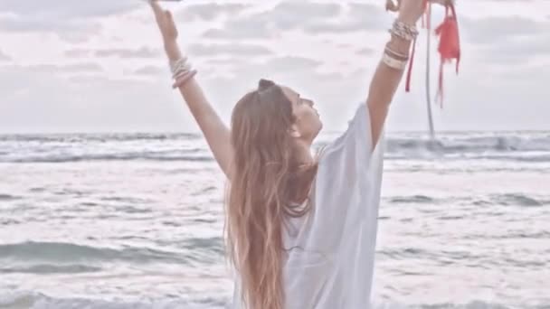 Жінка Тримає Меч Танцює Повільно Купальником Пляжі — стокове відео