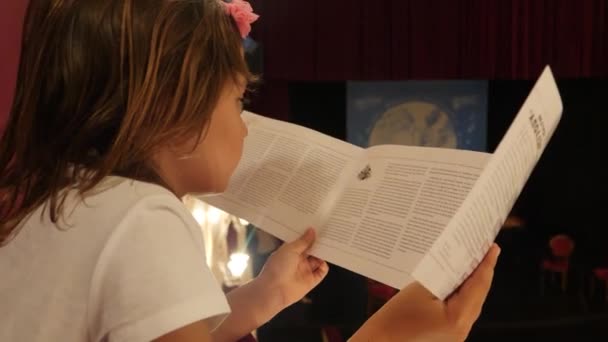 Young Girl Reads Pamphlet Museum — Stock videók