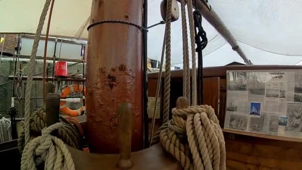 Panning Shot Vintage Pirate Ship Mast Rope Tackle — Vídeo de Stock