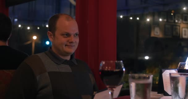 Man Romantic Dinner Date Night Talks His Date — Vídeo de Stock