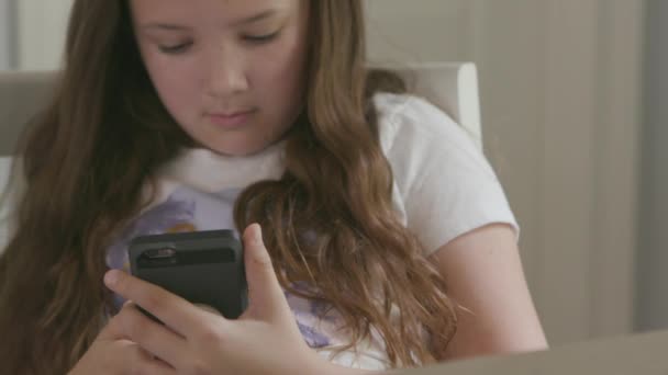 Cute Pre Teen Girl Hangs Out Her Smart Phone Dining — Vídeos de Stock