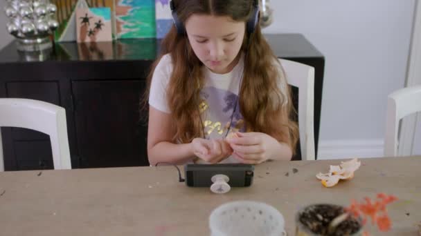 Camera Raises Lowers Little Girl Eating Orange Watching Movies Her — Vídeo de stock