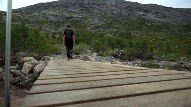 Close Tourists Going Bridge Mountians Trolltunga Norway Telemark — Video Stock