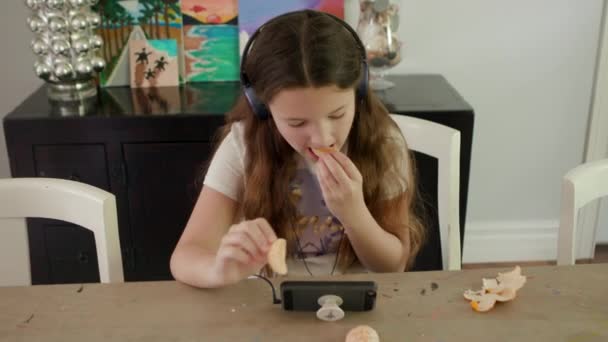 Schattig Klein Meisje Zitten Aan Eettafel Van Een Stijlvol Huis — Stockvideo