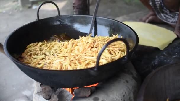 Man Using Mesh Skimmer Fry Indian Street Snacks Fair Slow — Stock video
