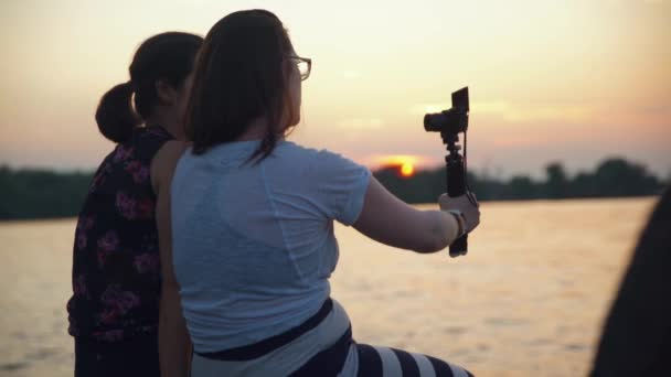 Two Women Vlog Water Sun Setting Background — Αρχείο Βίντεο