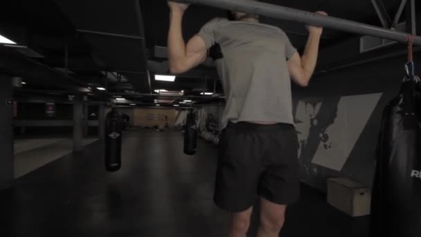 Young Athletic Man Doing Exercise Gym — Wideo stockowe