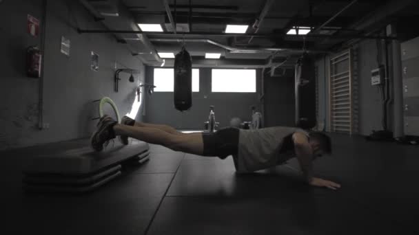 Young Athletic Man Doing Push Ups Gym — Vídeos de Stock