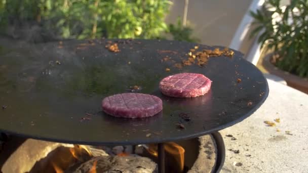 Grilling Burger Patty Iron Sheet Fire 180Fps Slow Motion — Vídeo de Stock