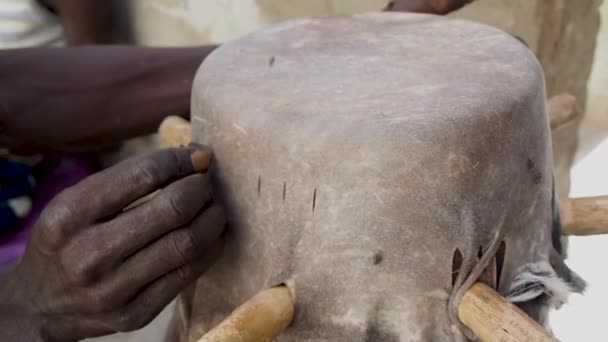 Making Sabar Drums Senegal Africa — Αρχείο Βίντεο