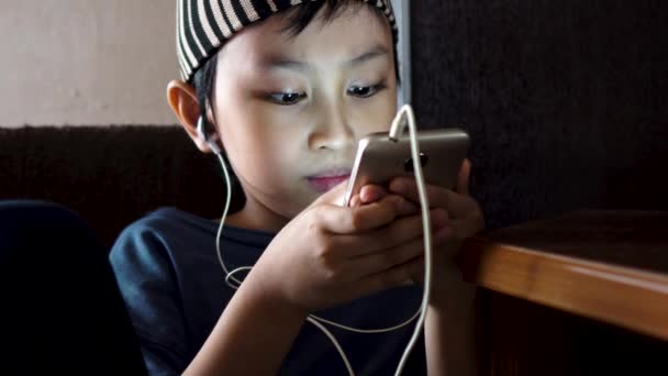 Jonge Zuidoost Aziatische Moslim Jongen Kijken Naar Video Handtelefoon Alleen — Stockvideo