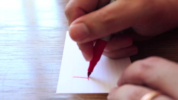 Крупним Планом Кадри Чоловічі Руки Пишуть Нотатку Використовуючи Постійну Маркерну — стокове відео