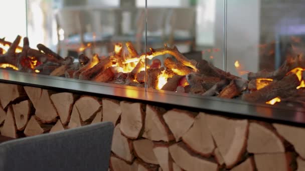 Interior Restaurant Room Static Shot Warm Cozy Burning Fire Electric — Stockvideo
