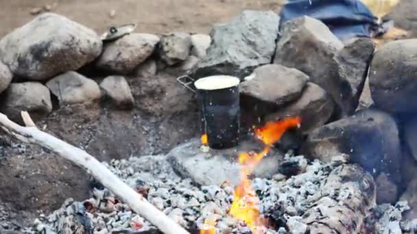 Preparing Campfire Biscuits Gravy — 비디오