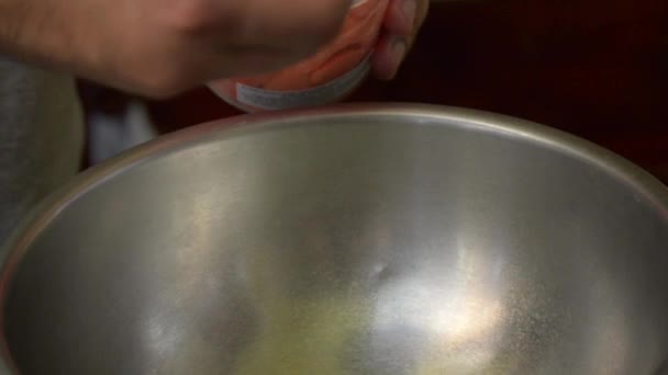 Portakallı Krema Konsantre Süt Yapıyorum Bir Adam Mutfakta Yapımı Dondurma — Stok video