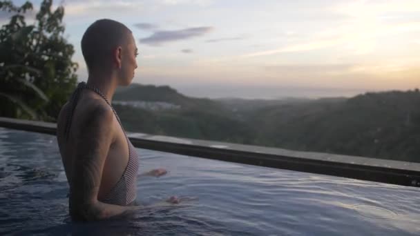 Caucasian Female Model Relaxing Resort Pool Overlooking Tropical Island — Vídeo de Stock