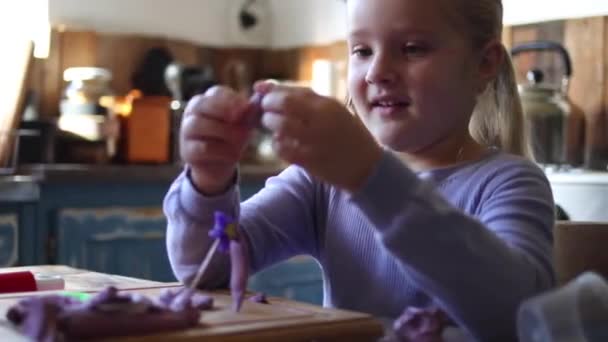 Κοντινό Πλάνο Ένα Νεαρό Πεντάχρονο Κορίτσι Παίζει Πηλό Στην Κουζίνα — Αρχείο Βίντεο