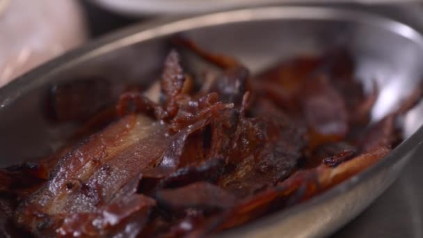 Handheld Macro Close Delicious Crispy Bacon Burger — Stok video