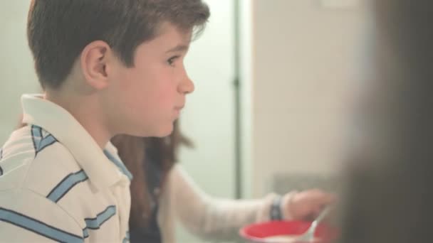 Aile Kahvaltısını Evde Yapıyor — Stok video
