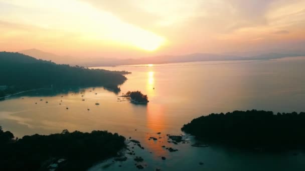 Sunrise Golden Hour Bay Few Boats Langkawi Malaysia Sun Rises — Vídeo de stock