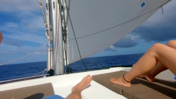Νεαρό Ζευγάρι Απολαμβάνει Την Ηλιοθεραπεία Ένα Καταμαράν Στον Ειρηνικό Ωκεανό — Αρχείο Βίντεο
