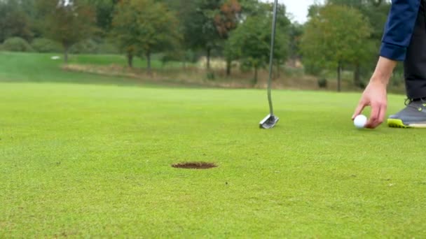 Close Golfer Preparing Short Putt — Stok video