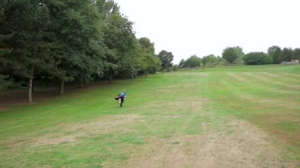Wide Shot Golfer Walking Green Shot — Stok video
