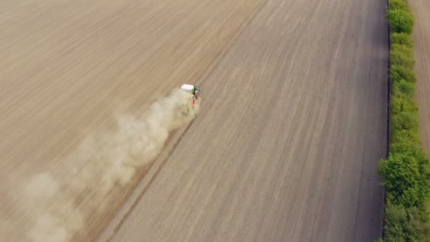 Flygfoto Över Ett Jordbruksfält Med Traktor — Stockvideo