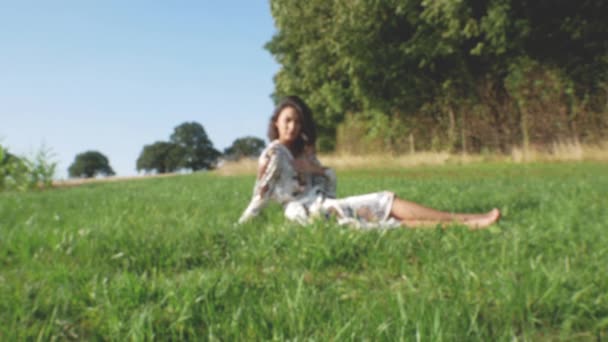 Blurred Shot Young Woman Sitting Grass — Vídeo de Stock