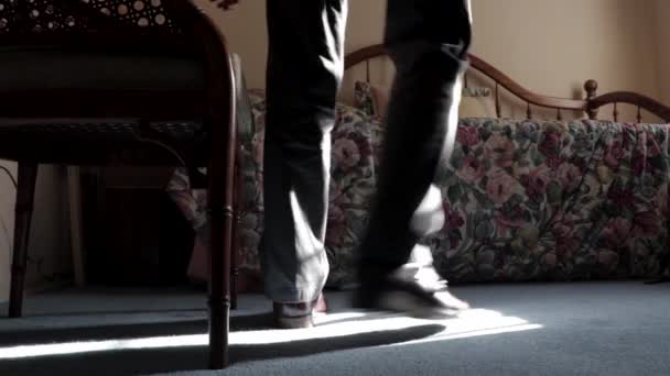 Чоловік Одягає Взуття Зранку Перед Роботою — стокове відео