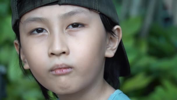 Юго Восточный Азиатский Мальчик Выглядит Мило Прохладно Замедленной Съемке Закрыть — стоковое видео