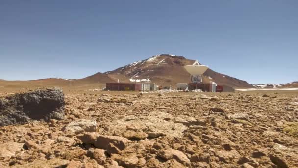 Крайне Широкий Снимок Телескопа Стоящего Рядом Горами Анд Высотой 5000 — стоковое видео