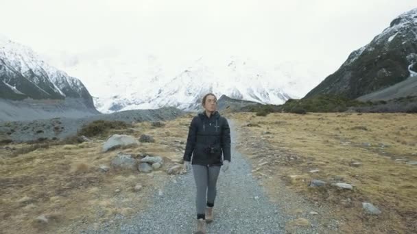 Front Shot Woman Walking Snow Capped Mountains Cold Winters Morning — Vídeos de Stock