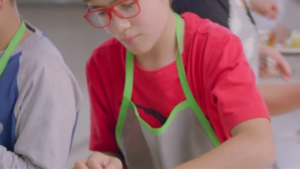 Minichef Çocuğu Fileminyon Kordon Mavisi Hazırlıyor — Stok video